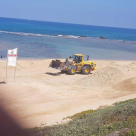  بالفيديو: بعد امتعاض السكان - البلدية تُنظف شاطئ العجمي بيافا 